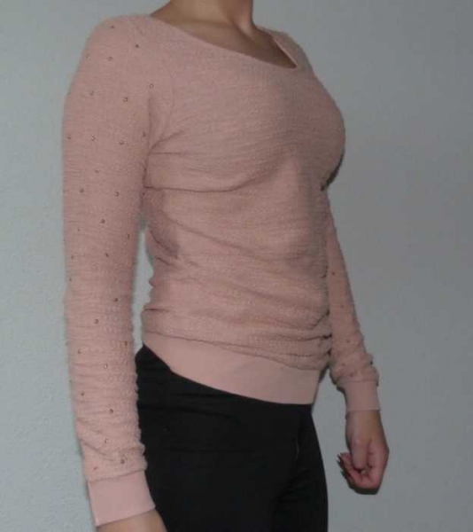 Rosa Pulli mit Goldverzierung