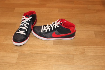 Süße Nikes in rot/grau/schwarz nur zwei Mal getragen