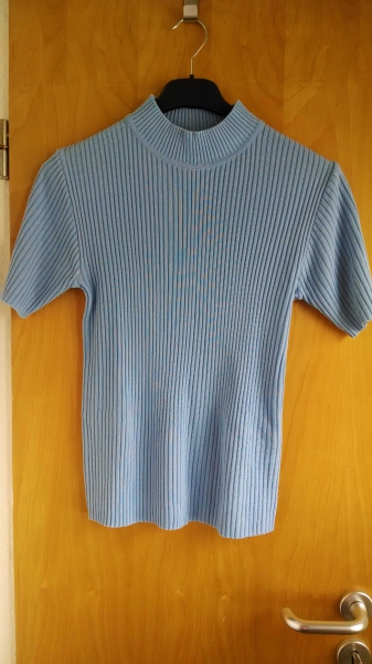 Hellblauer T-Shirt-Pullover