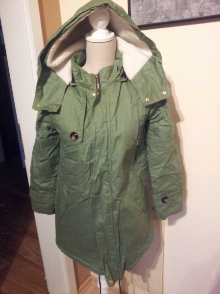 Mantel in Khaki ungetragen