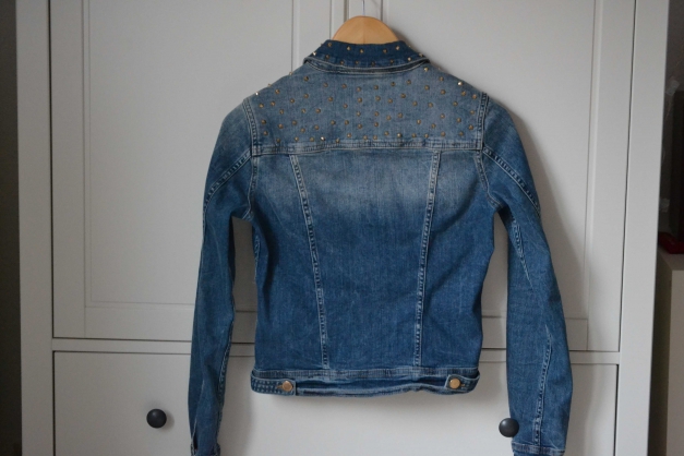 Jeansjacke mit Nieten von Zara