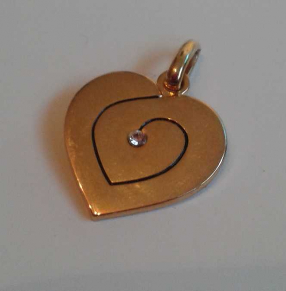 Goldfarbener Herzchenanhänger mit Stein