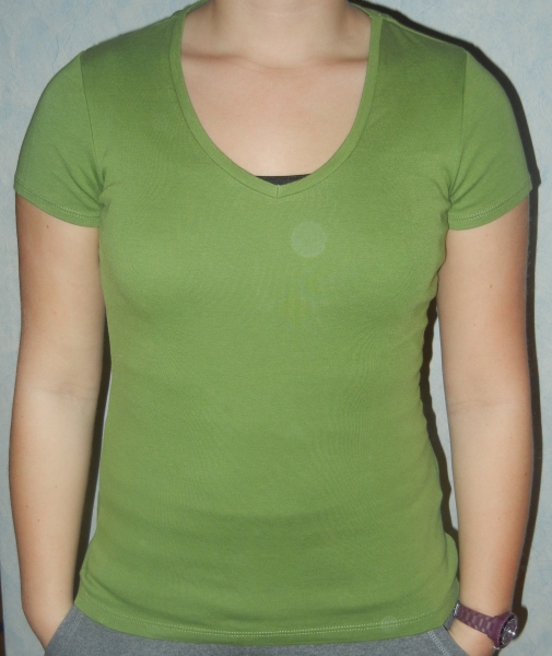 oliv-grünes T-Shirt