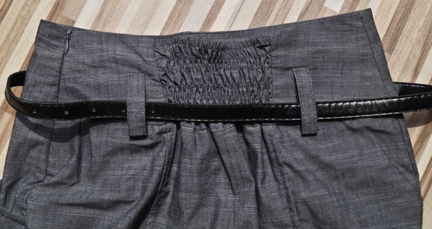 NEU: Kurzer Faltenrock / Büro Outfit