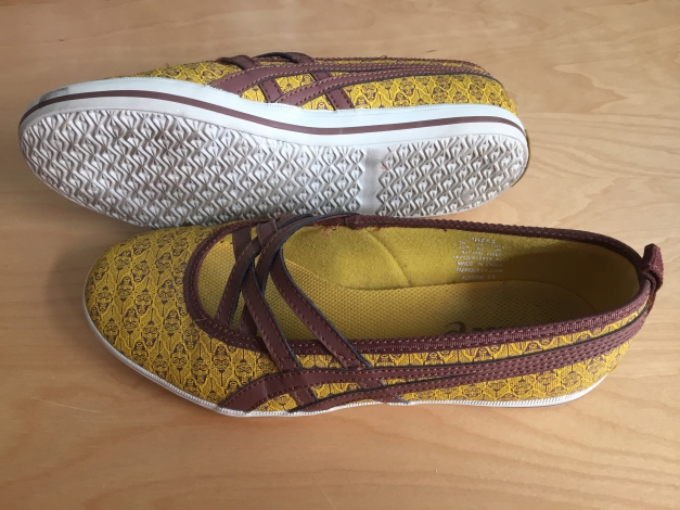 Ballerinas von Asics in gelb/braun