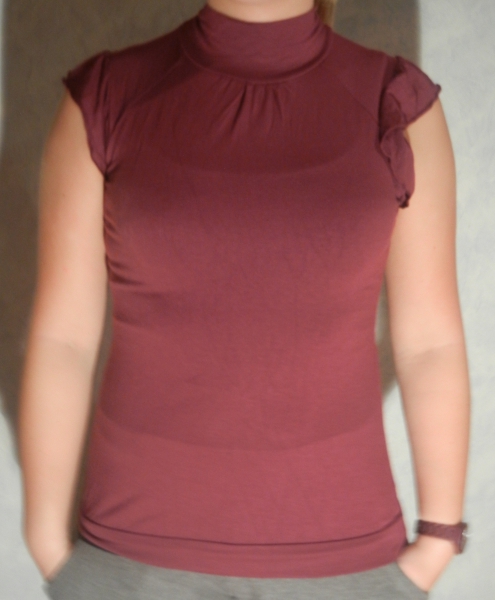 weinrotes Rollkragen-Shirt mit ausgestellten Ärmeln