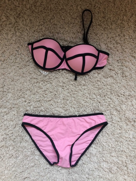 Süßer pinker Bikini