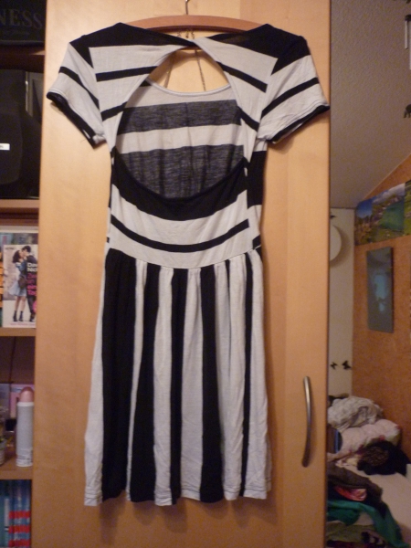 Gestreiftes, rückenfreies Kleid