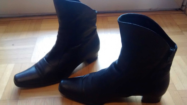 schwarze Fabiani Stiefelleten mit asymmetrischen Schaft