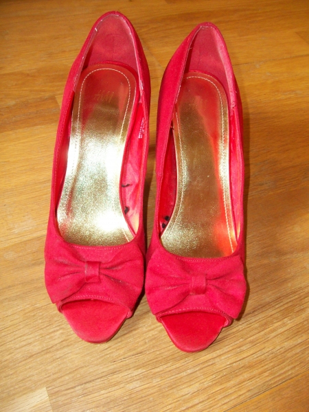 Rote Peeptoes mit Schleife