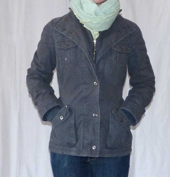 blaue Winterjacke