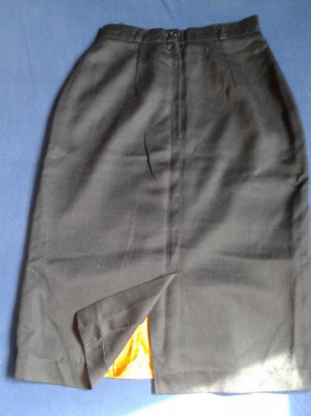 Schwarzer Bürorock mit Schlitz