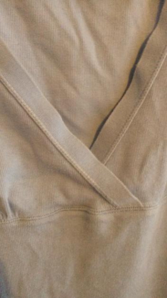 hellblaues Top mit Ausschnitt