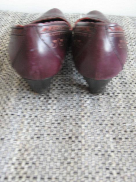 violett farbende Pumps