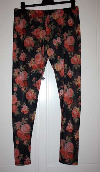 romantisch verspielte und leicht transparente Blümchen-Leggings