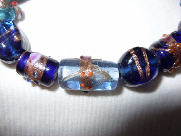 Armband in Blautönen mit Goldmuster