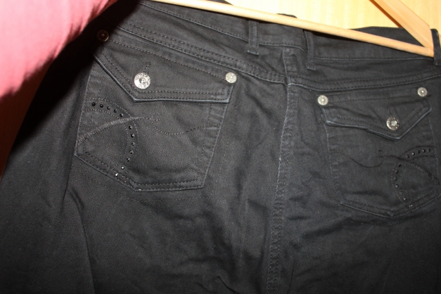 Schwarze neuwertige Jeans