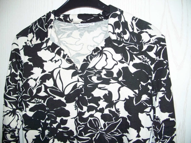 Büromode: Shirtbluse mit Blumenprint in schwarz/ cremefarben gemustert NEU (Nr. 1)