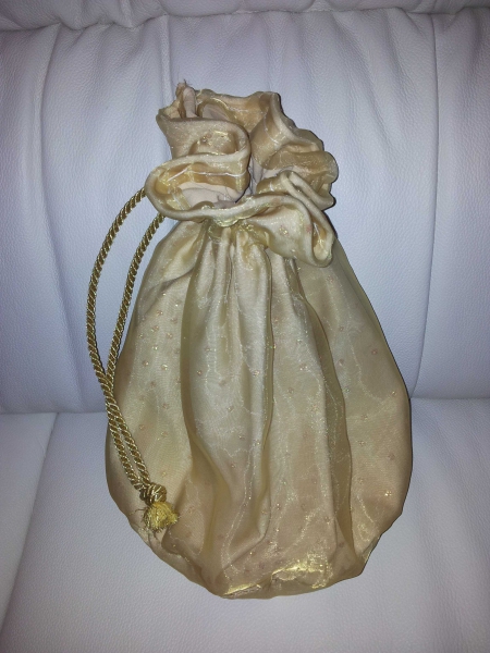 Goldfarbenes Säckchen, Clutch, ideal für die Abendgarderobe.