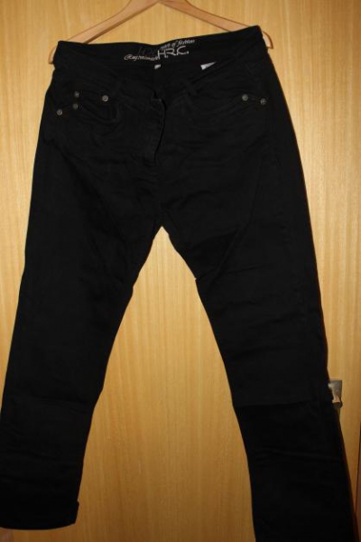 Schwarze neuwertige Jeans
