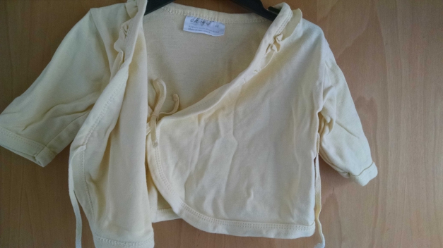 Süßes Wickeljäckchen mit Rüschen Gr. 62