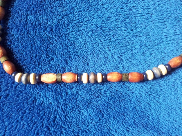  Kette aus Holzperlen zu umbinden