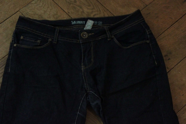  enge dunkelblaue Jeans