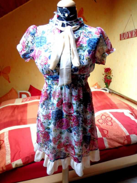 Süßes Blumenkleid mit Rüschen und Schleife