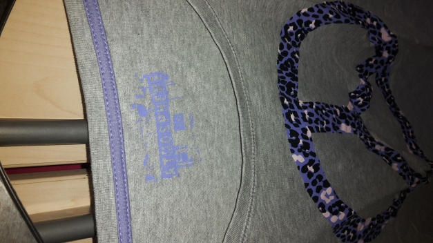 Graues t-shirt  mit  peace