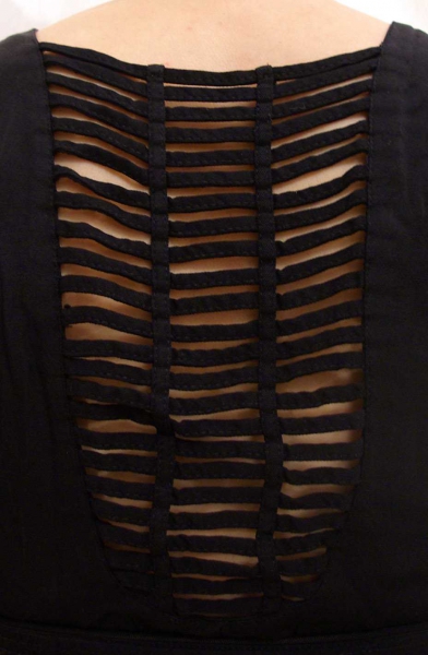 kleines schwarzes mit rückendetail von mango