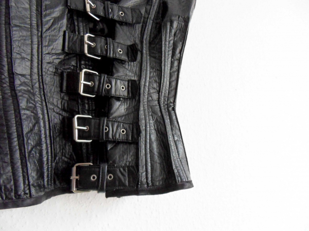 Ausgefallene Kunstledercorsage Gr. S 36 38 Halbbrust Wetlook Schnallen 
