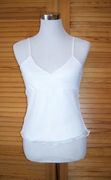 Weißes Top mit Netzteil