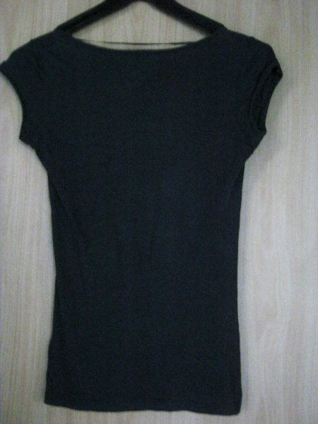 Lässiges T-Shirt mit V-Ausschnitt