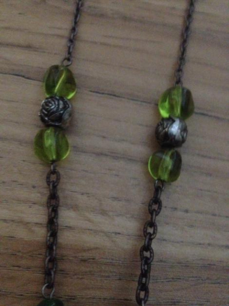 Grüne Kette mit Steinen