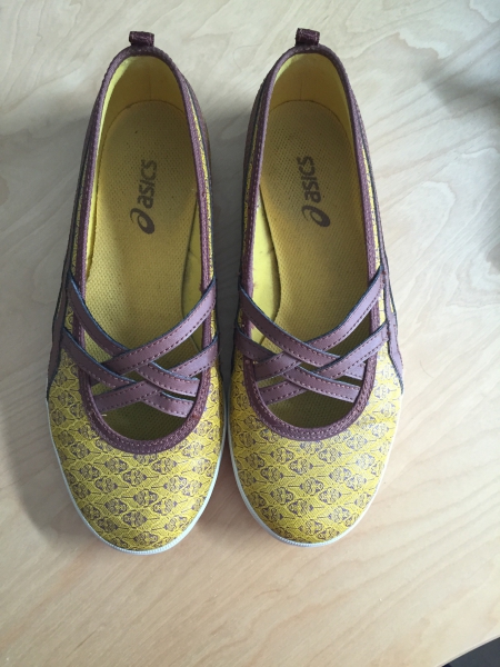 Ballerinas von Asics in gelb/braun