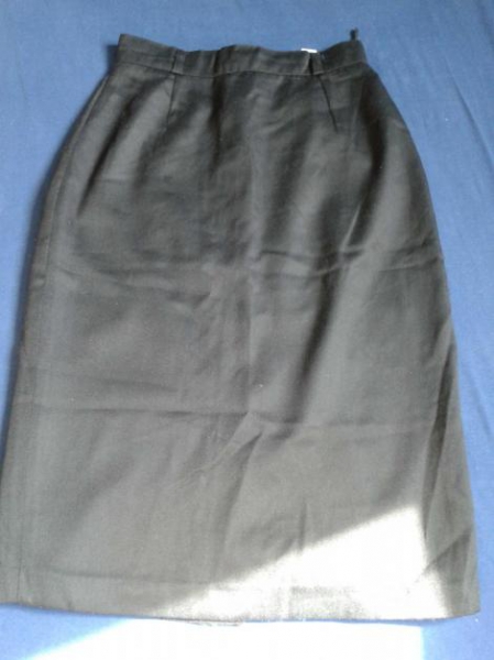 Schwarzer Bürorock mit Schlitz