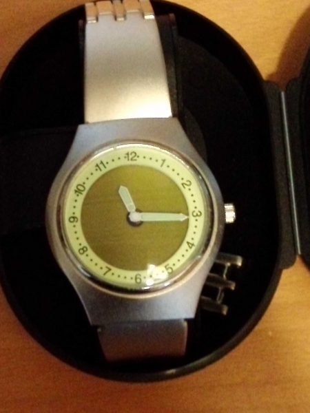 Armbanduhr analog mit digitaler Sekundenanzeige Zifferblatt gelb