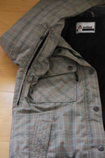 Ski-/ Snowboardjacke mit Fellkapuze