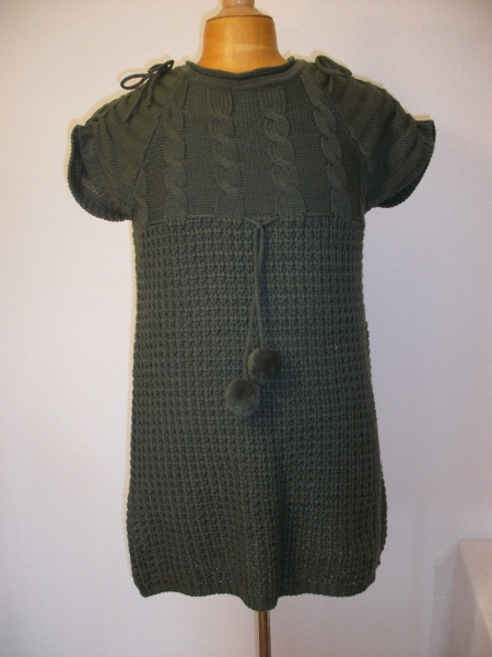Dunkelgrünes Strickkleid mit tollen Detailles