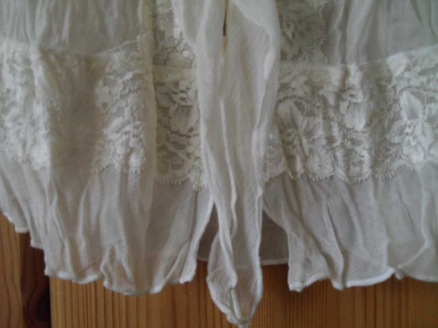 süße cremefarbene Spitzenbluse