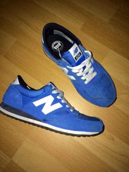 Strahlend blaue New Balance Sneaker