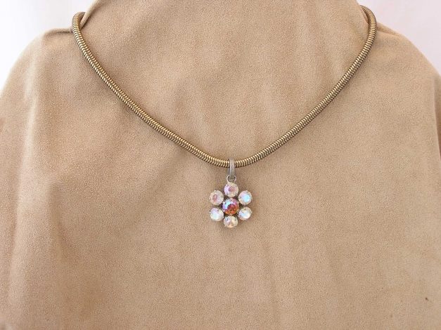 goldfarbene Schlangenkette mit Statement-Anhänger