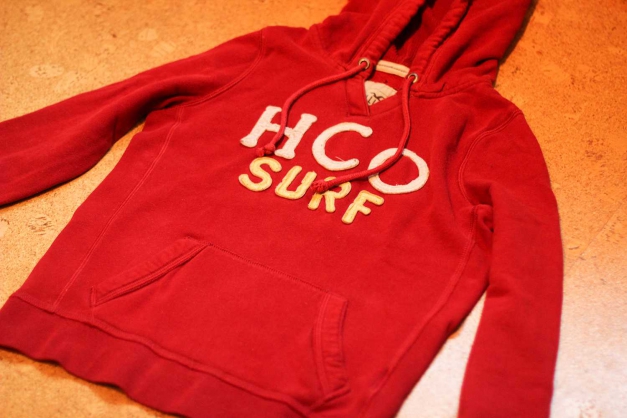 Roter Hollister-Pulli mit Kapuze