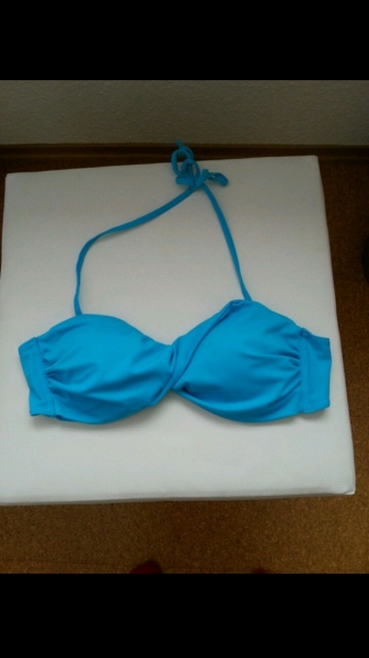 Schönes blaues bikinitop 