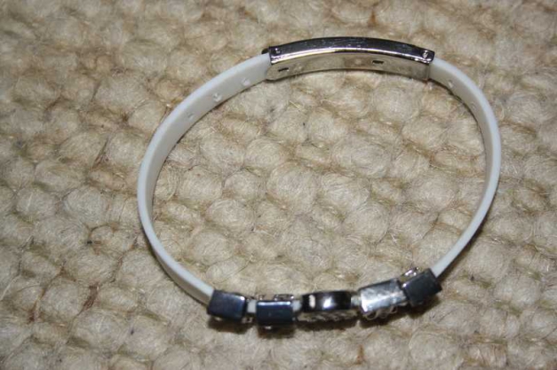 Gummiarmband mit aufsteckbaren Buchstaben BESTE