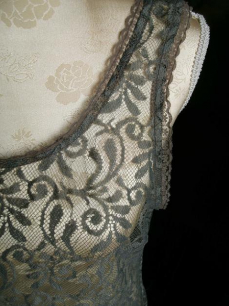 Body needs Hängerchen Kleid Longtop Spitze schlamm taupe