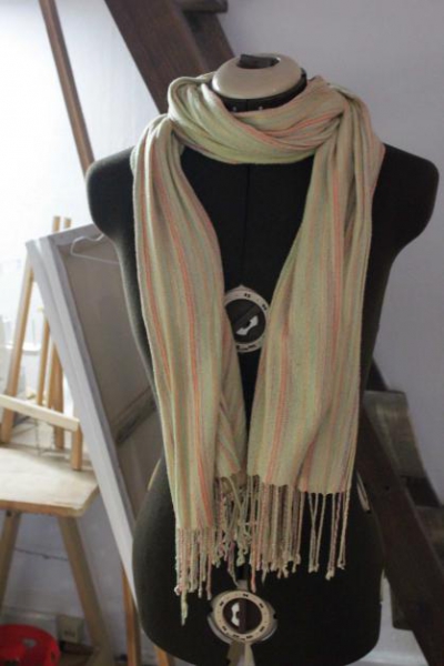  gelber Schal mit grünen,orangenen und pinken Streifen