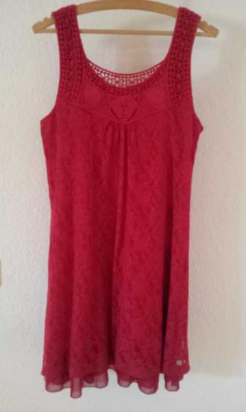 himbeerfarbenes Spitzenkleid 