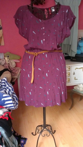 Kleid mit Federn und Gürtel