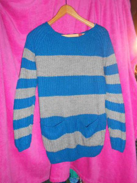 grau blauer gestreifter Pullover